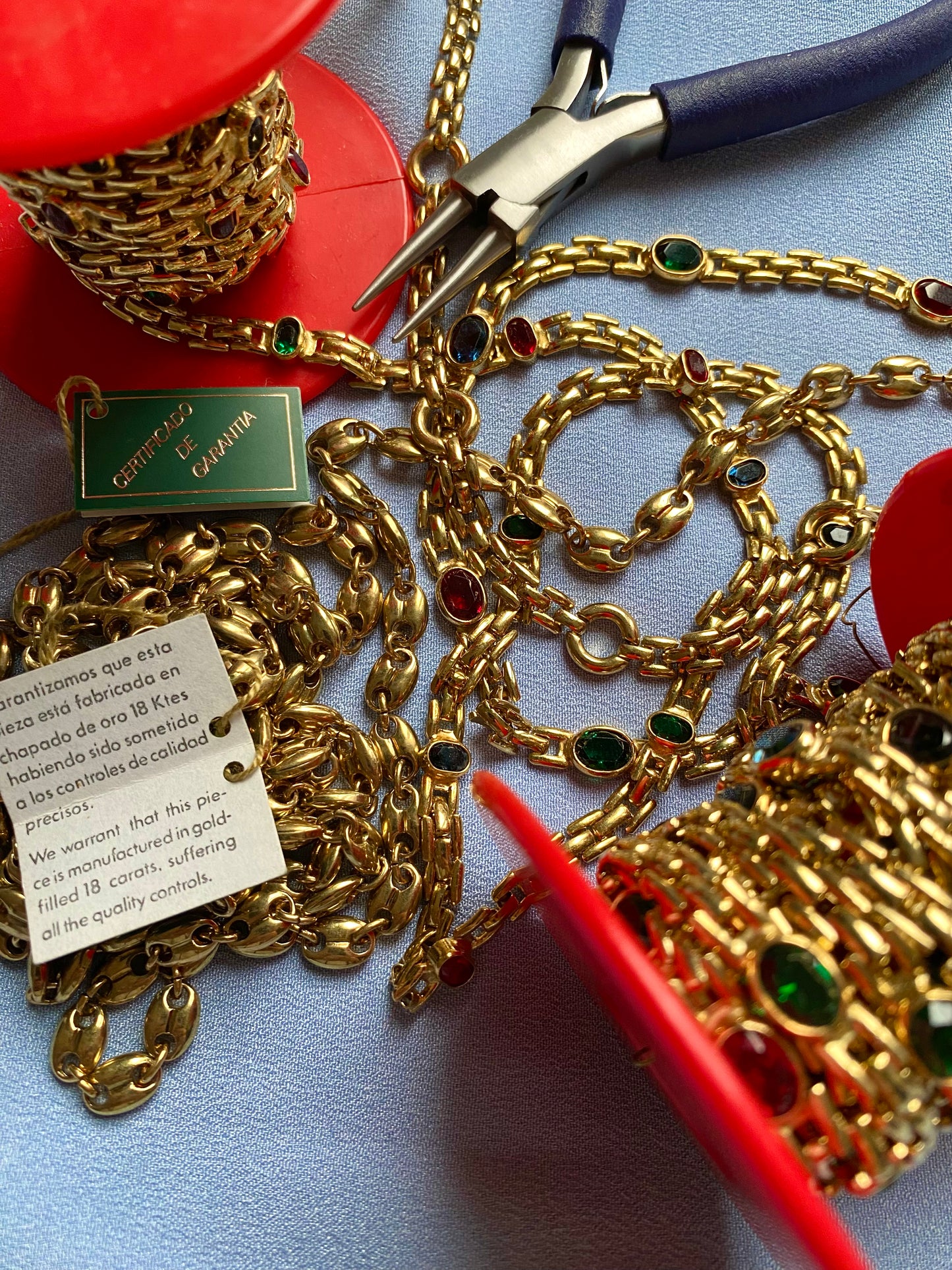 Chaîne goldfilled, verroterie rouge n°1