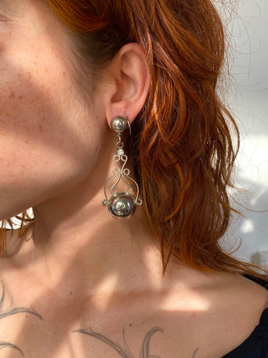 Boucles pendantes argentées